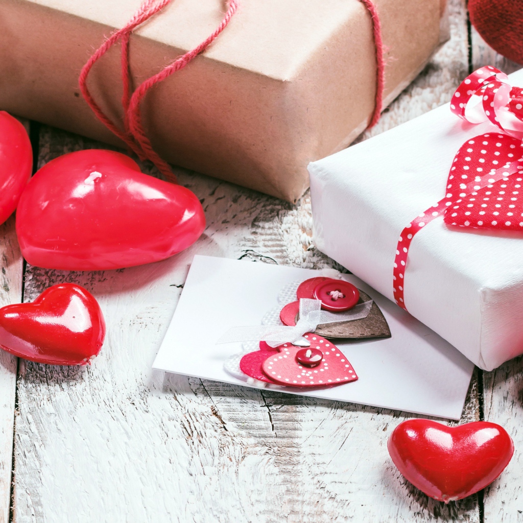 Подарки с сердечками на столе 