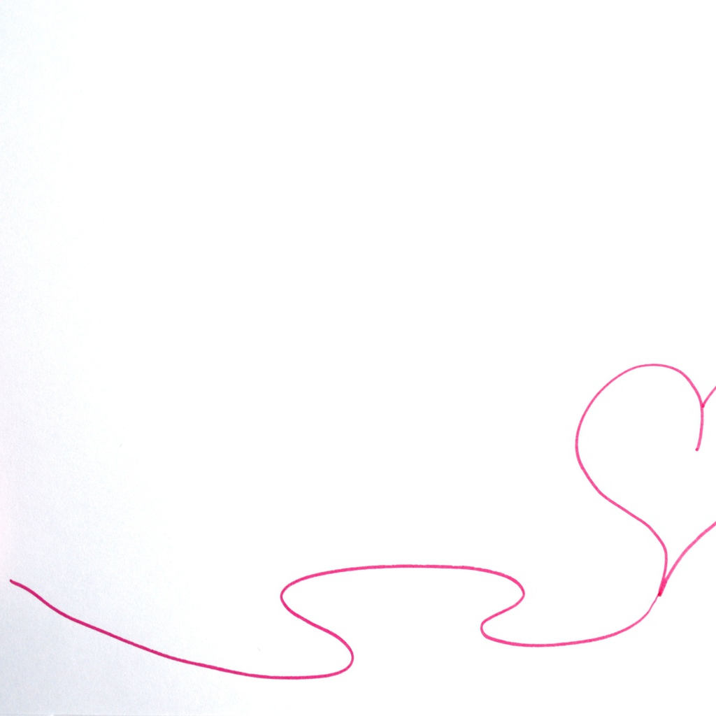 Сердце нарисовано фломастером на белом фоне 