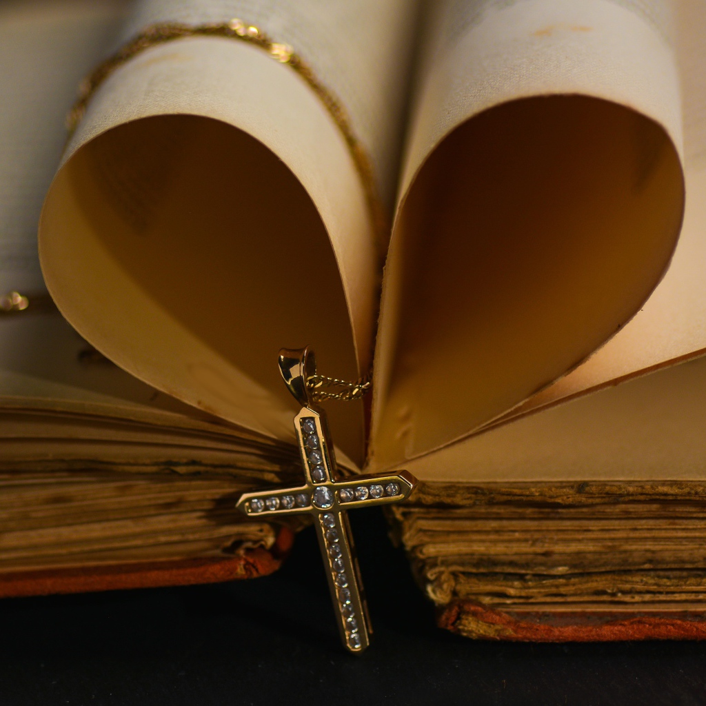 Сердце из страниц книги в золотым крестом на цепочке 