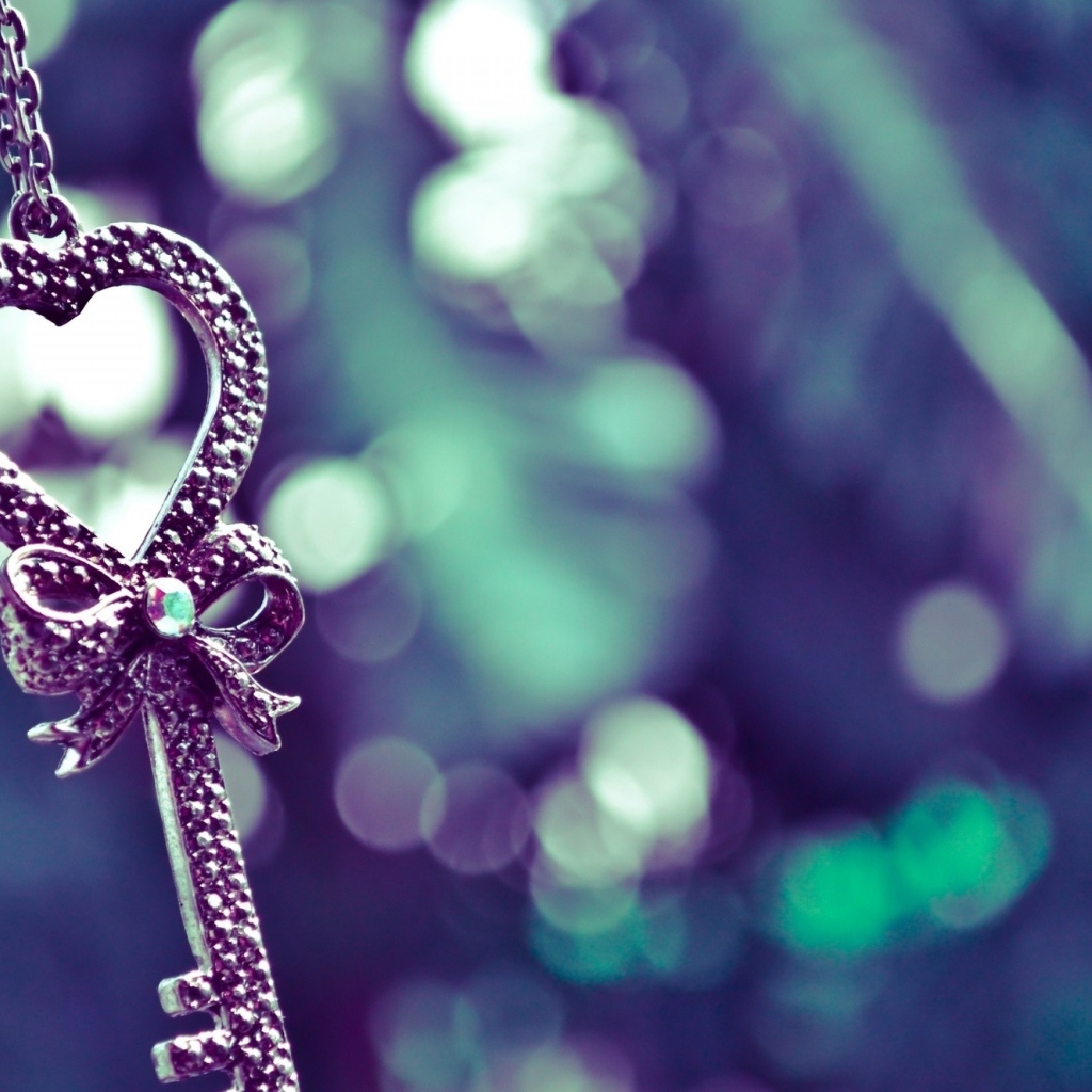 Подвеска в форме ключа с сердцем