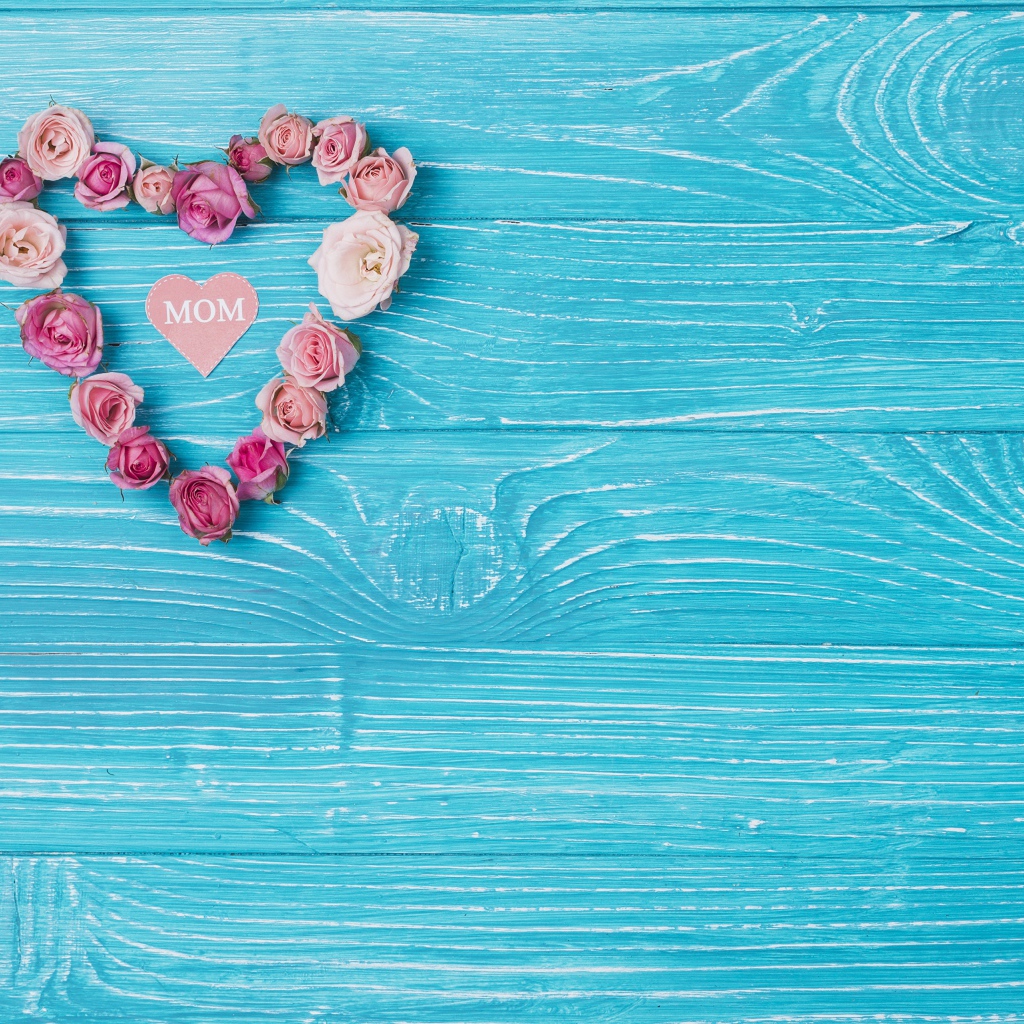 Сердце из цветом на голубом фоне для мамы