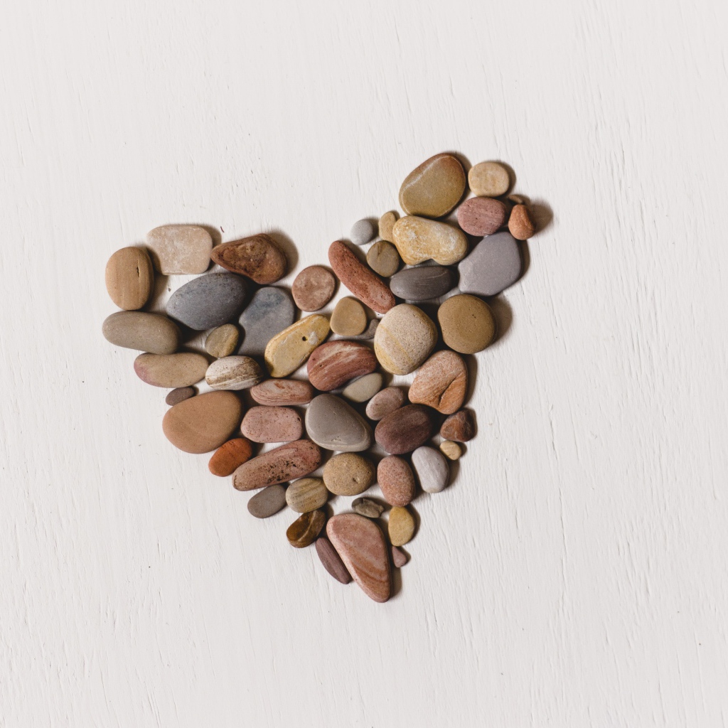 Сердце из камней на белом фоне