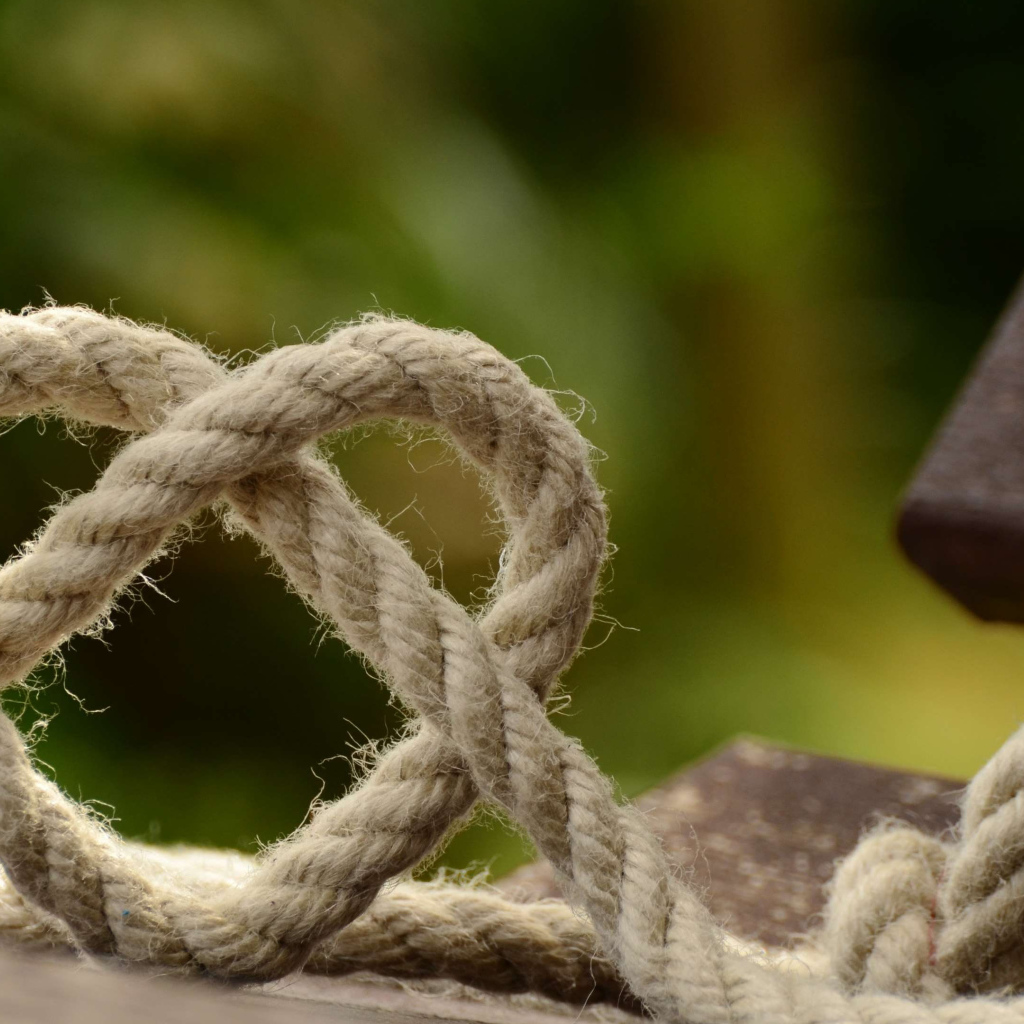 Сердце из бечевки на лавке 