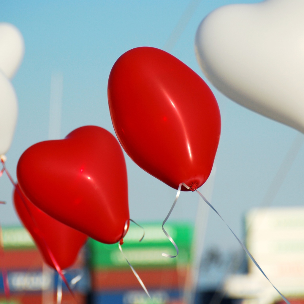 Белые и красные воздушные шарики в форме сердца