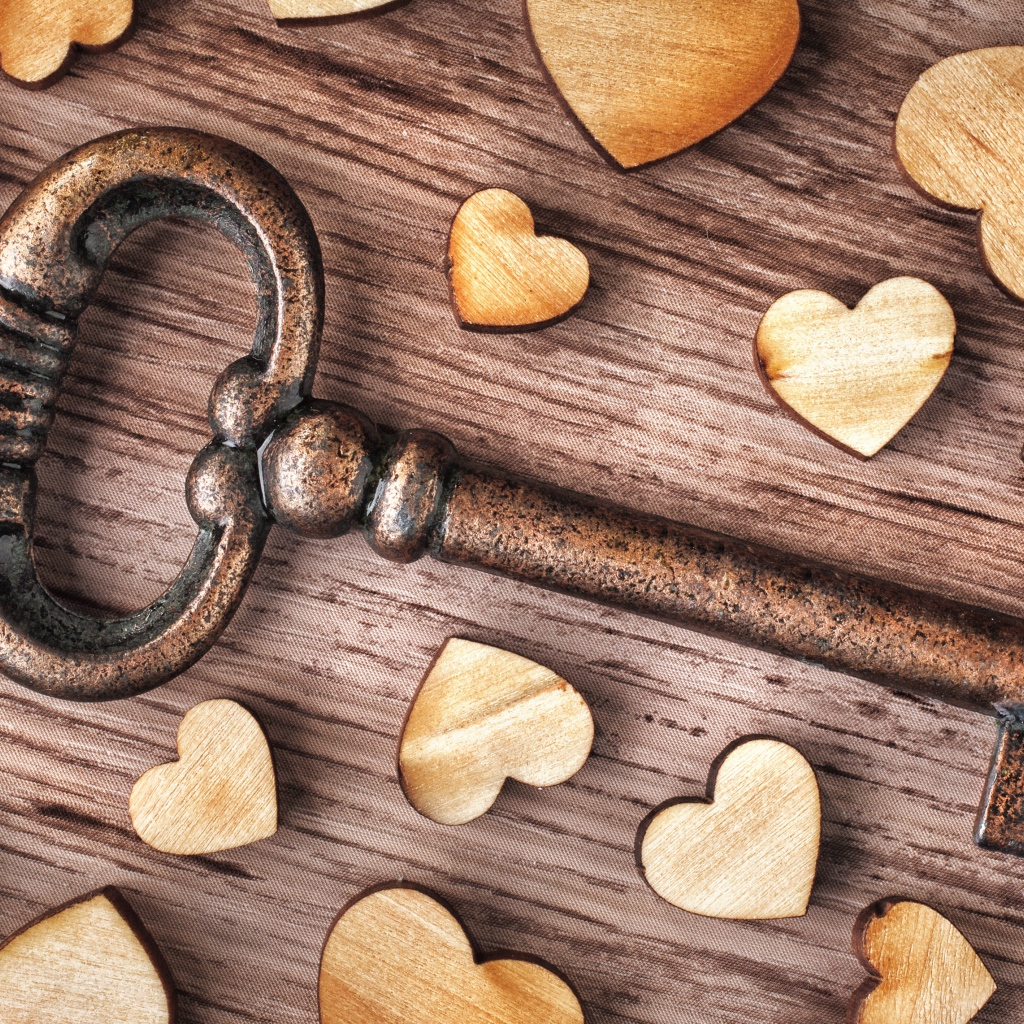 Большой железный ключ с деревянными сердечками 