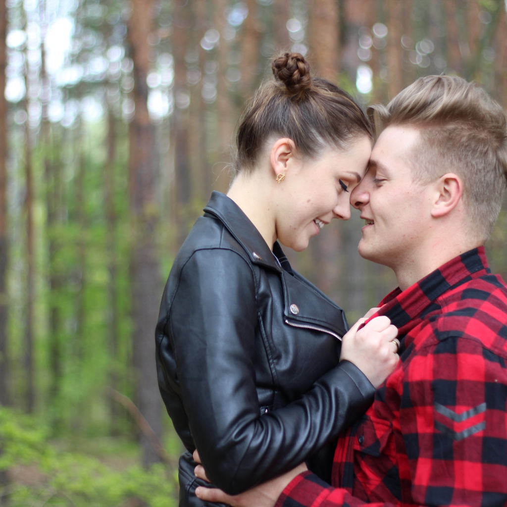 Влюбленная пара стоит в лесу 