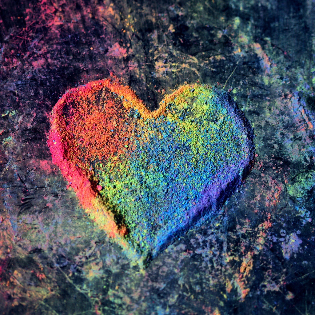 Разноцветное сердце из сухой краски на сером фоне