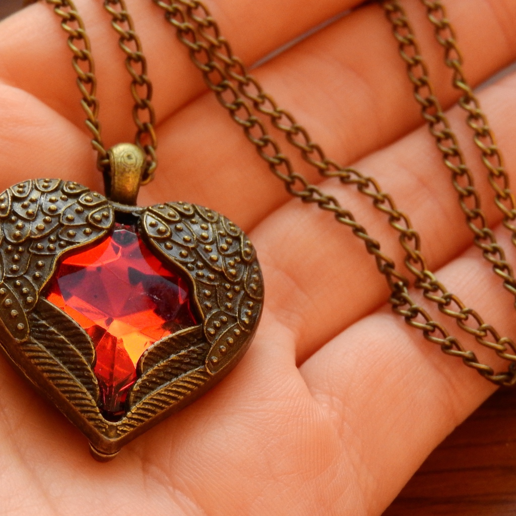 Кулон в форме сердца на ладони 