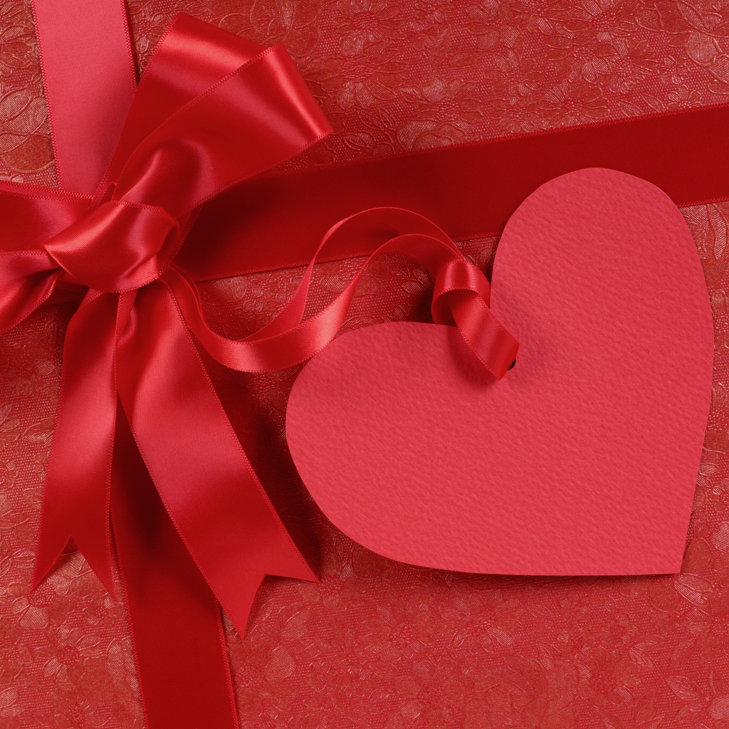 Красное сердце с бантом из ленты 