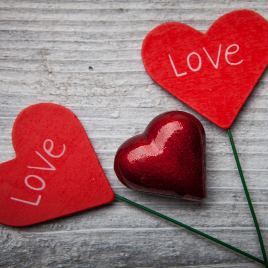 Красные сердечки на сером столе 