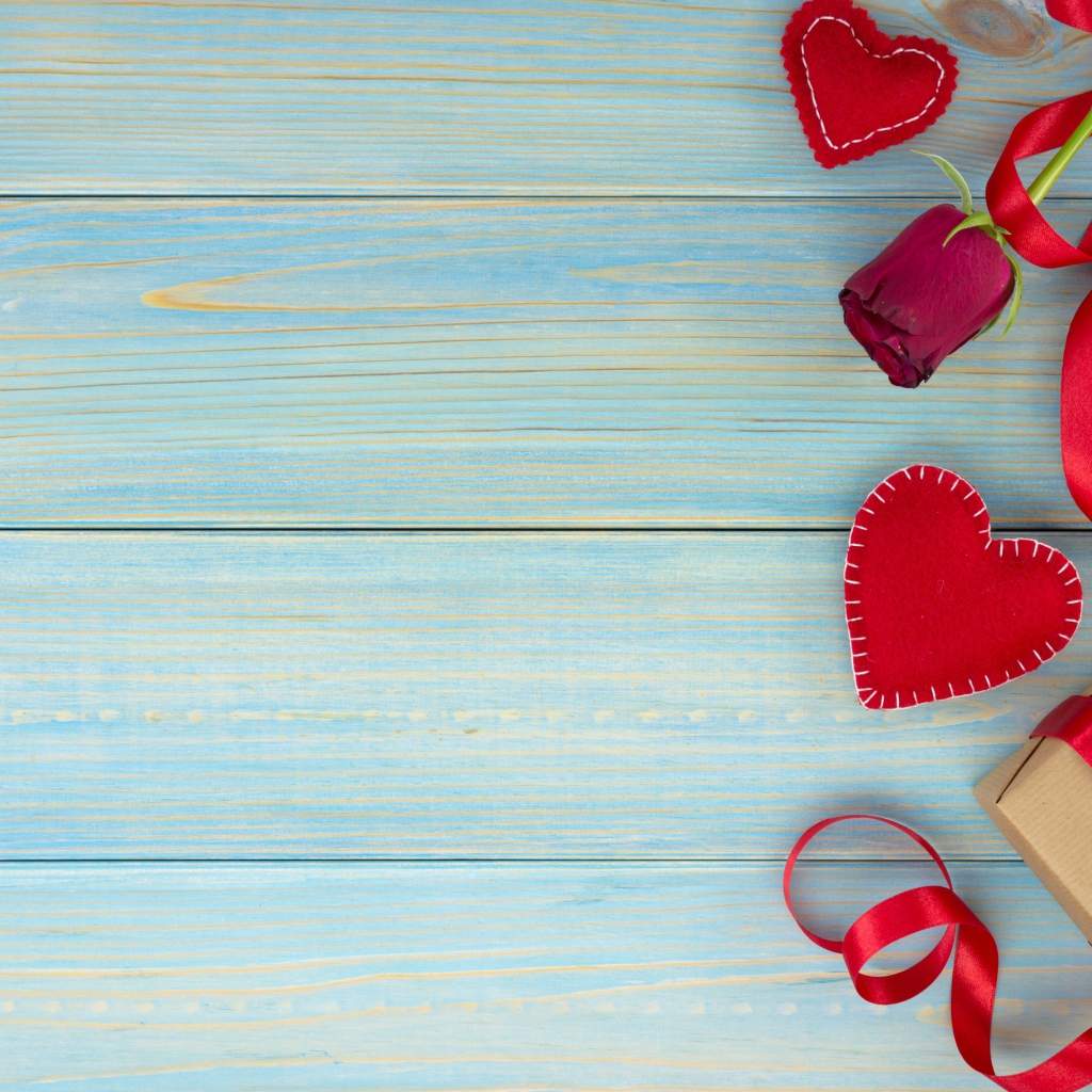 Роза, подарок, сердечки и конфеты для любимой на голубом фоне