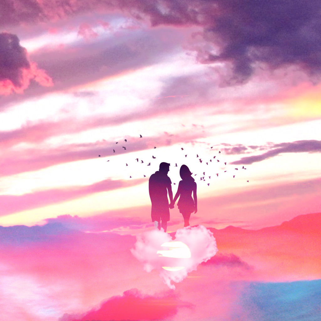 Силуэт влюбленной пары идет по облакам 