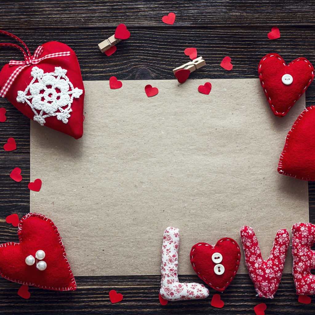 Шаблон для любовной открытки с сердечками на столе