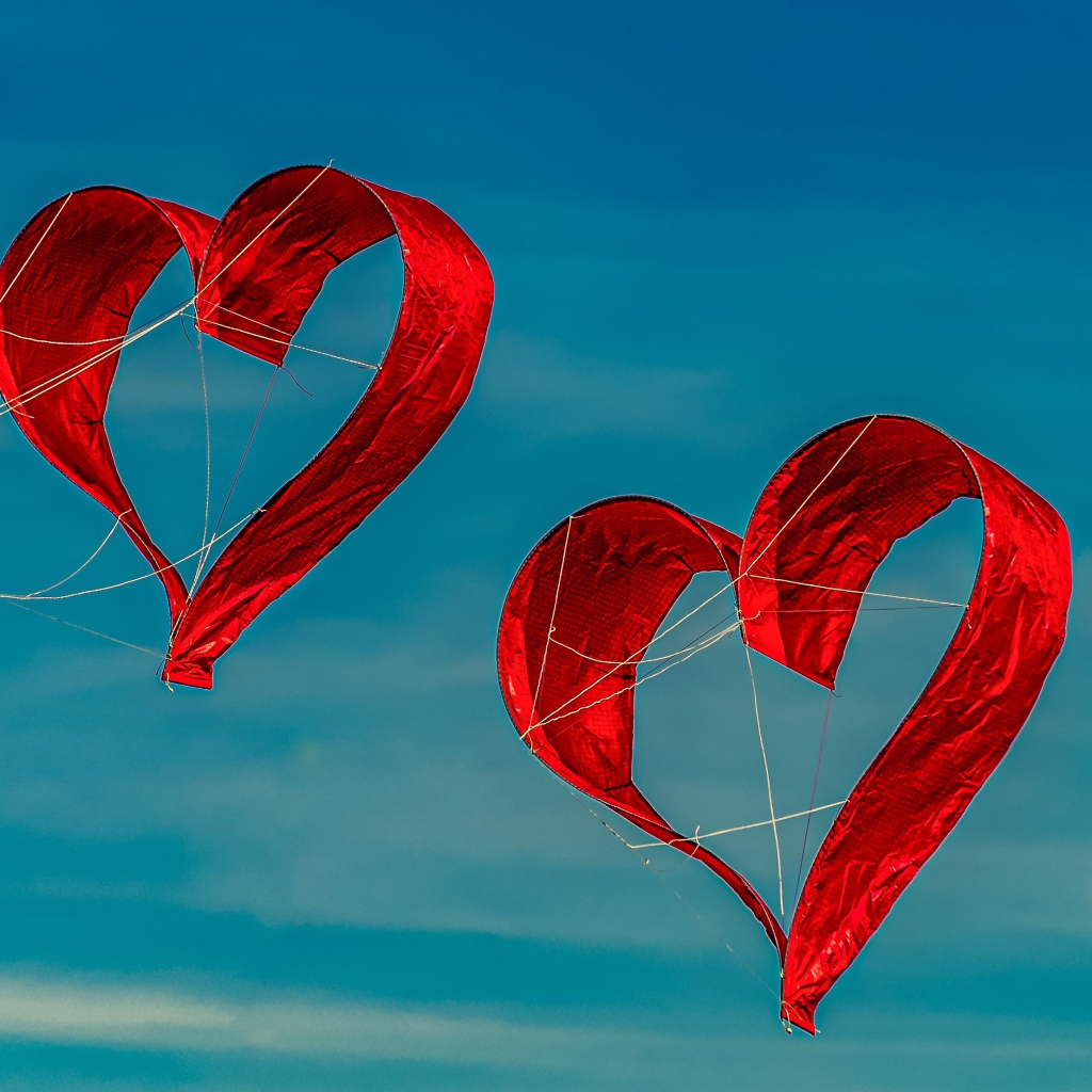 Два воздушных змея в форме сердца в небе