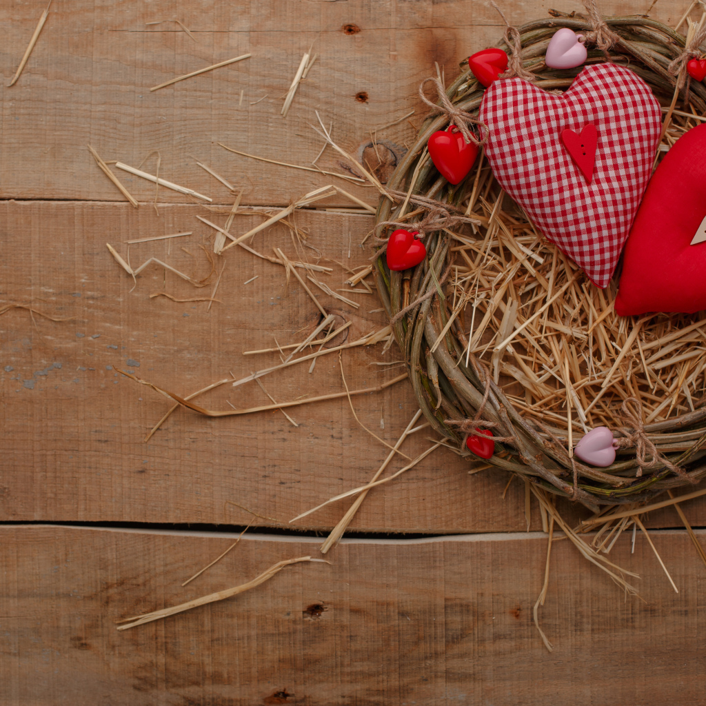 Два сердца из ткани на столе в гнезде 