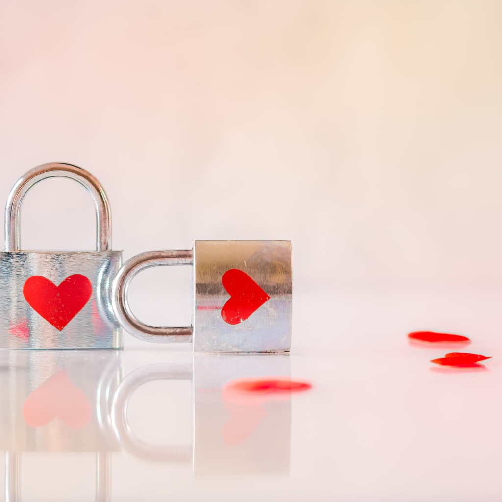 Два замка для влюбленных с красными сердечками