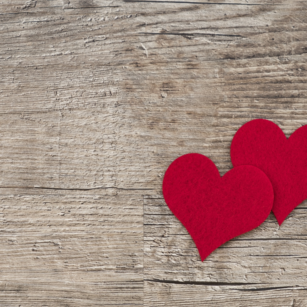 Два красных сердца на деревянном столе