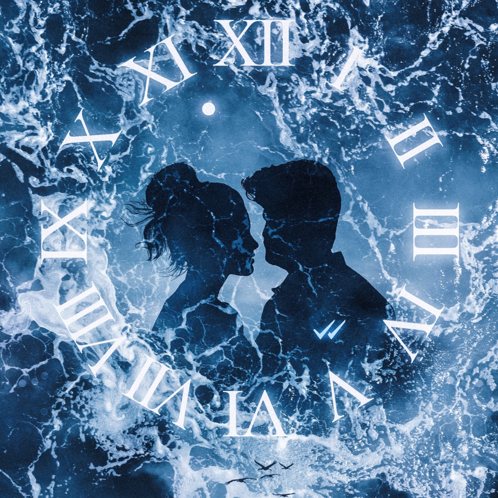 Часы с влюбленной парой на фоне воды