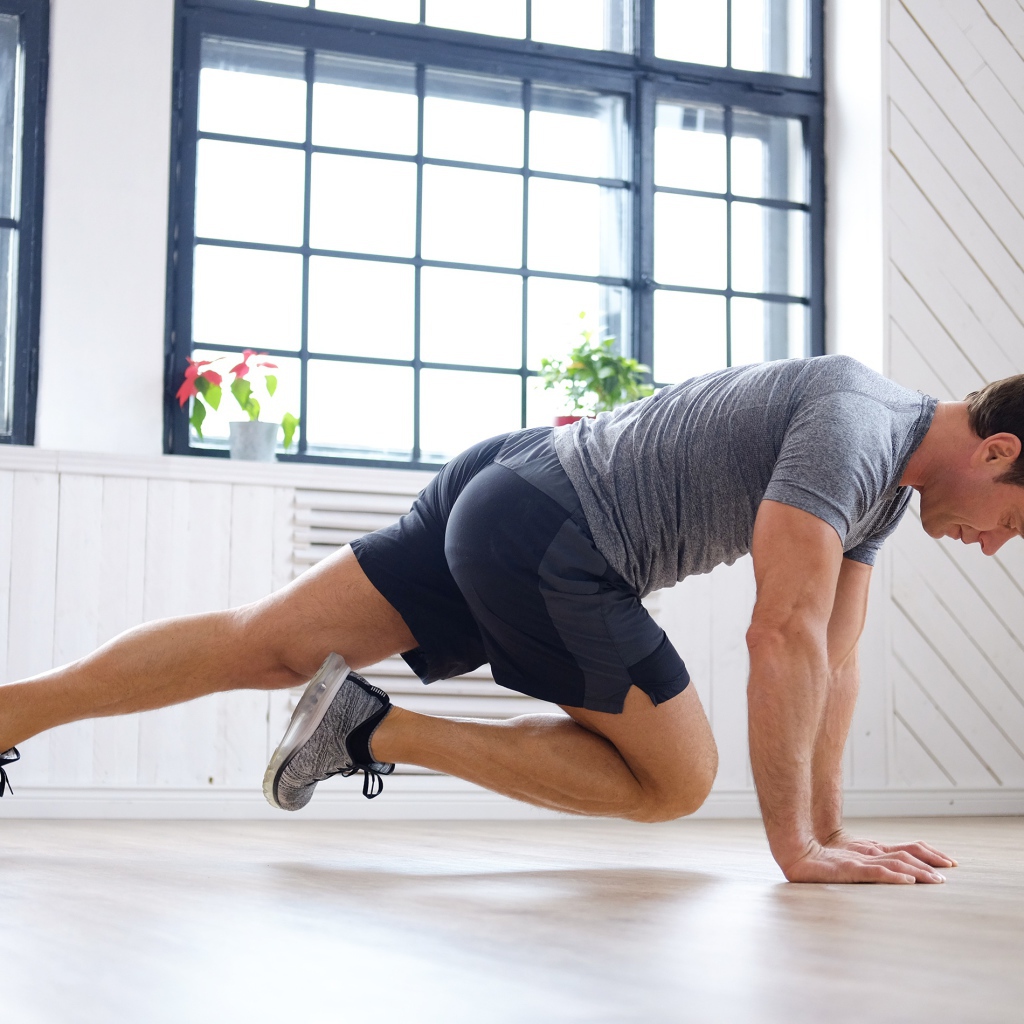 Спортивный мужчина делает упражнения в спортзале 