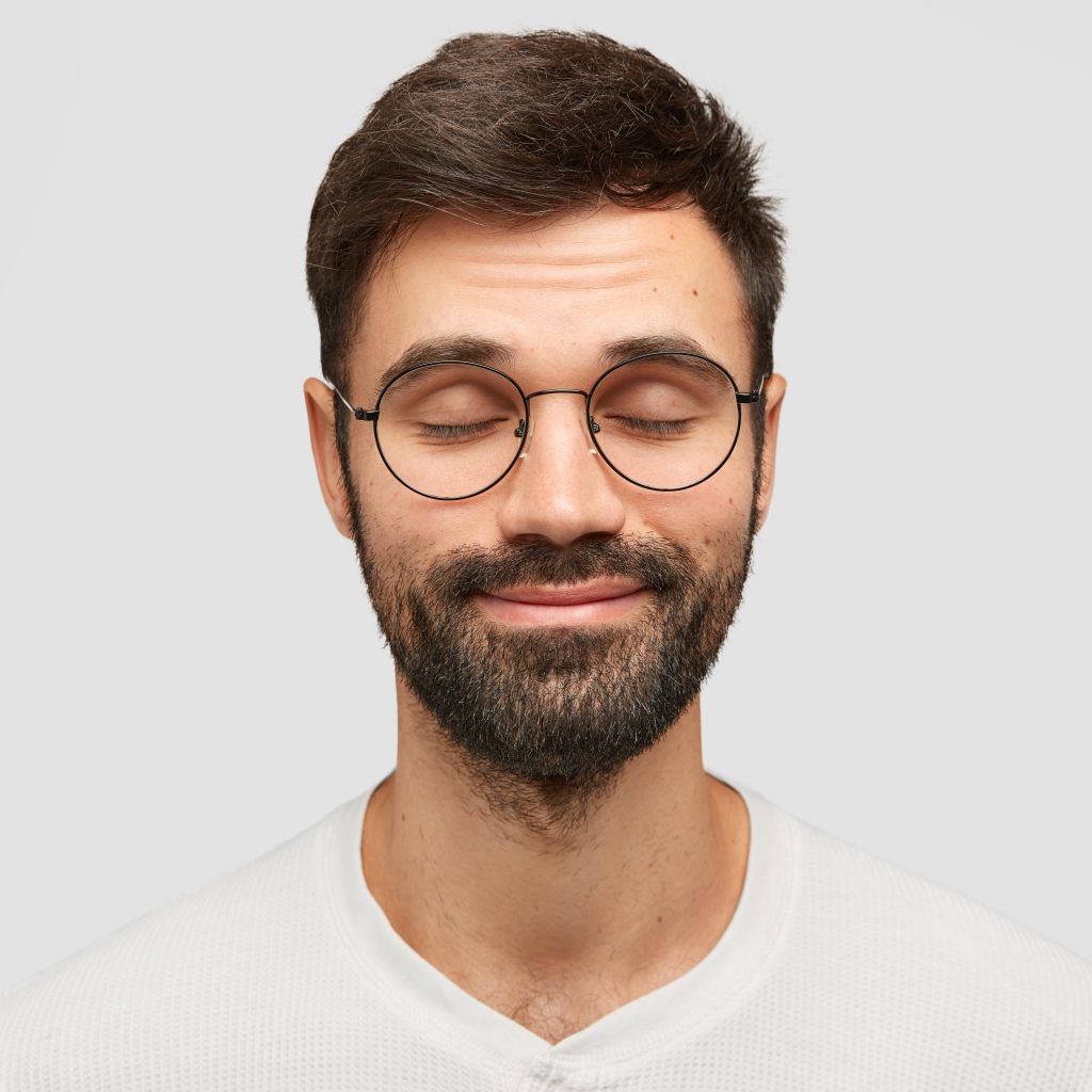 Бородатый мужчина с очками на лице 