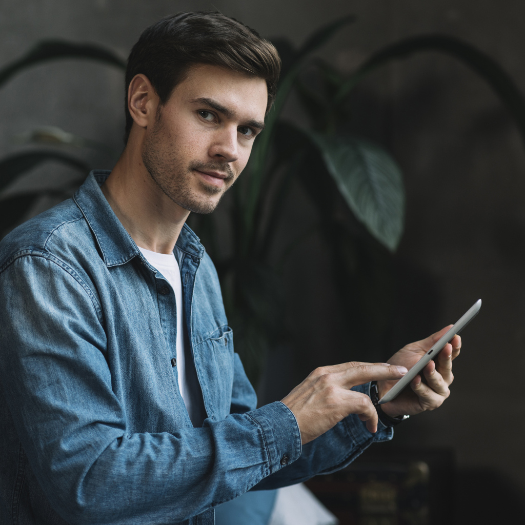 Красивый мужчина со смартфоном в руке