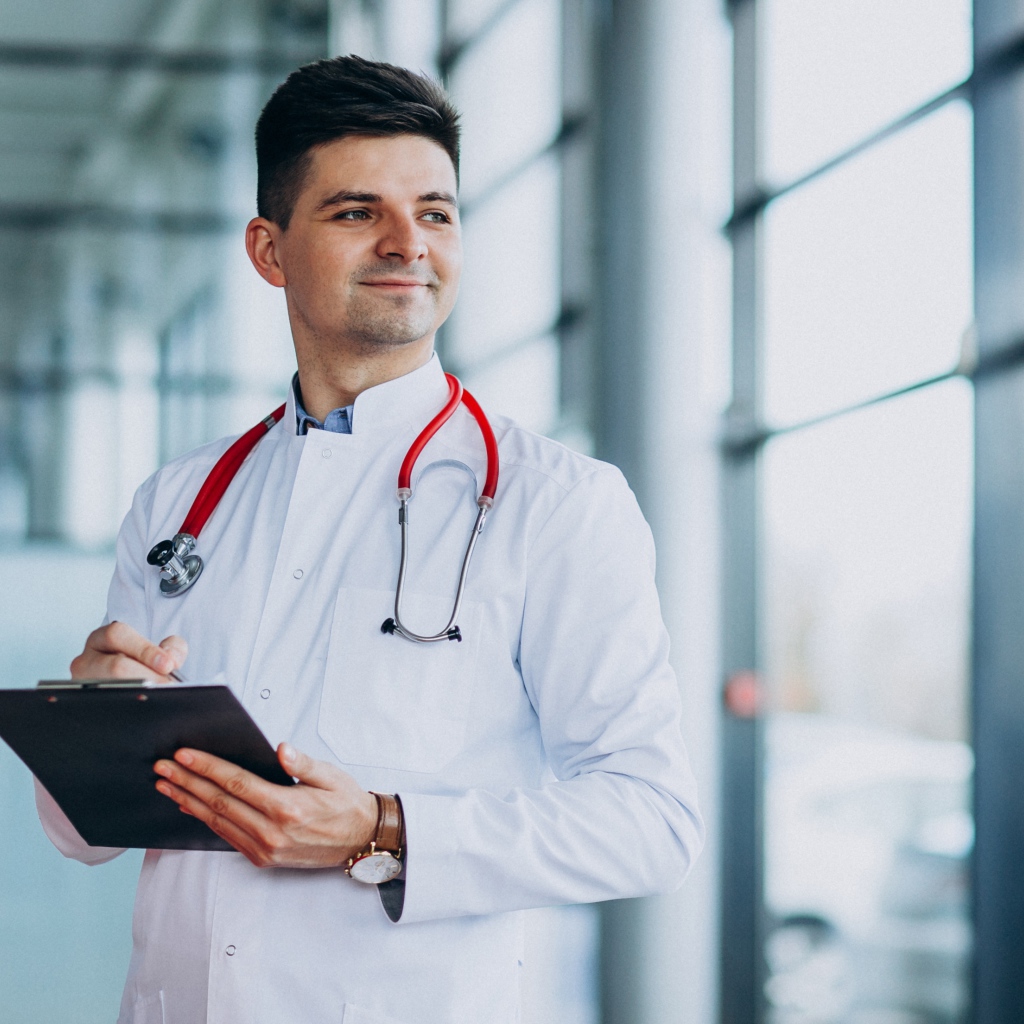 Мужчина доктор в больнице у окна 