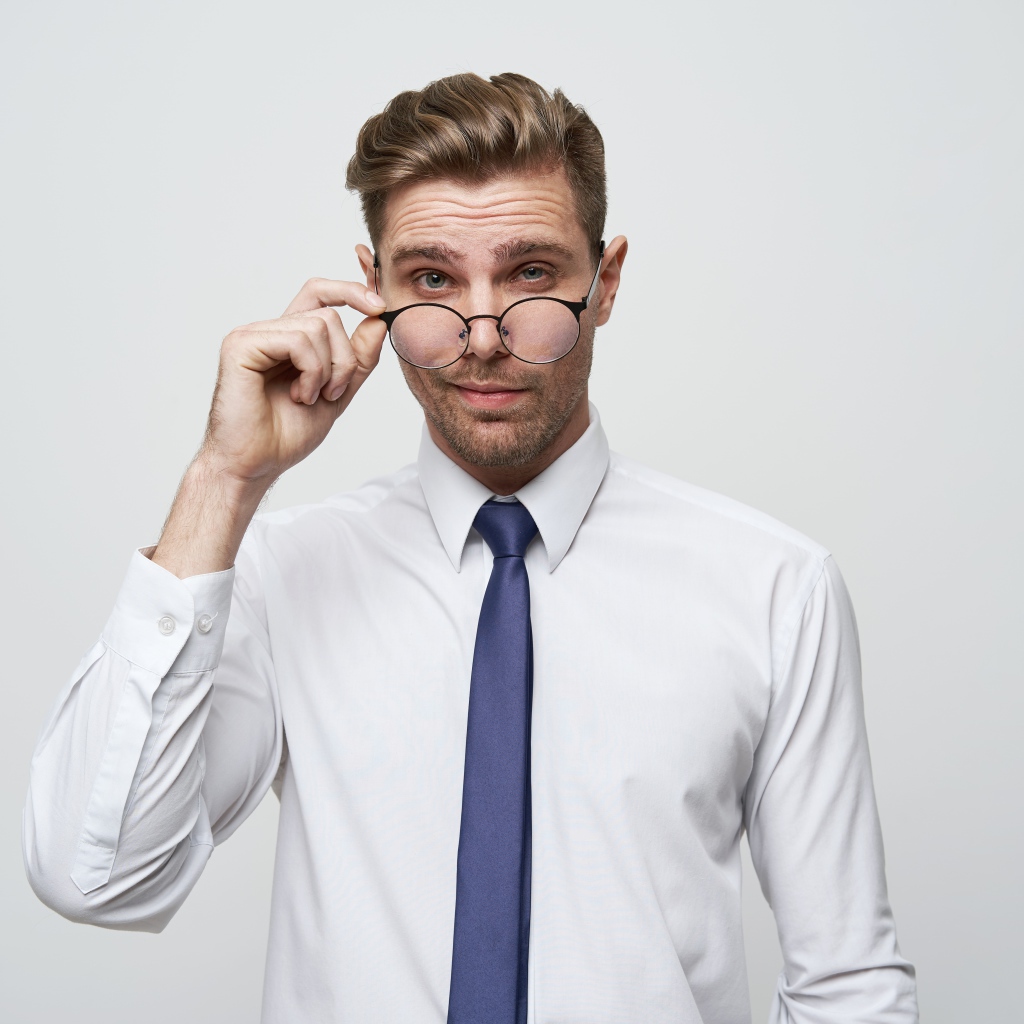 Стильный мужчина в белой рубашке в очках 