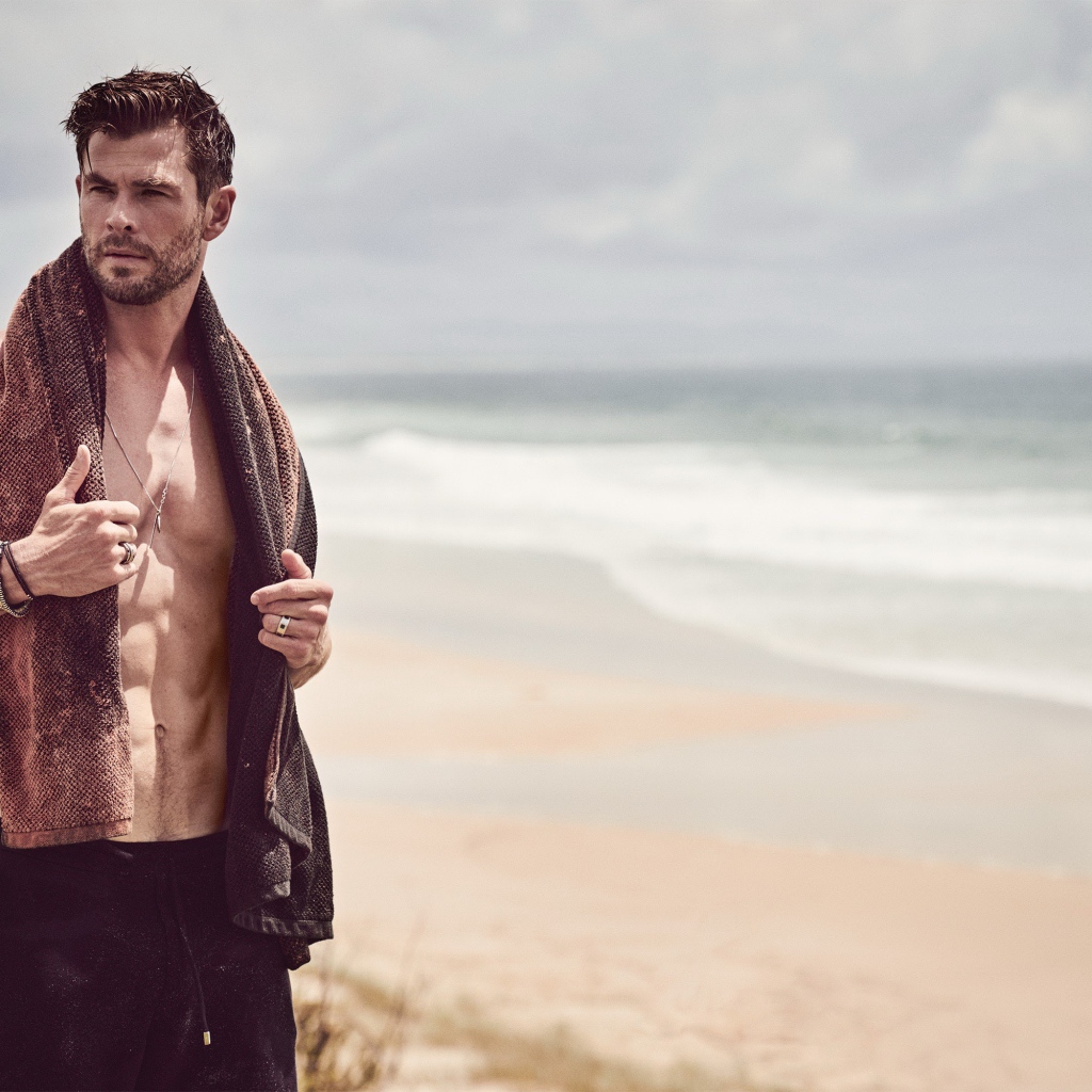 Актер Крис Хемсворт в полотенцем на шее