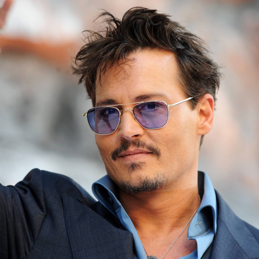 Актер Джонни Депп в дорогом костюме