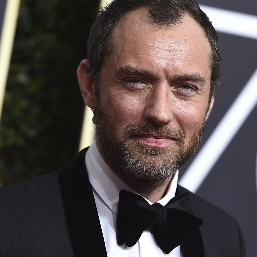 Актер Джуд Лоу в костюме с бабочкой