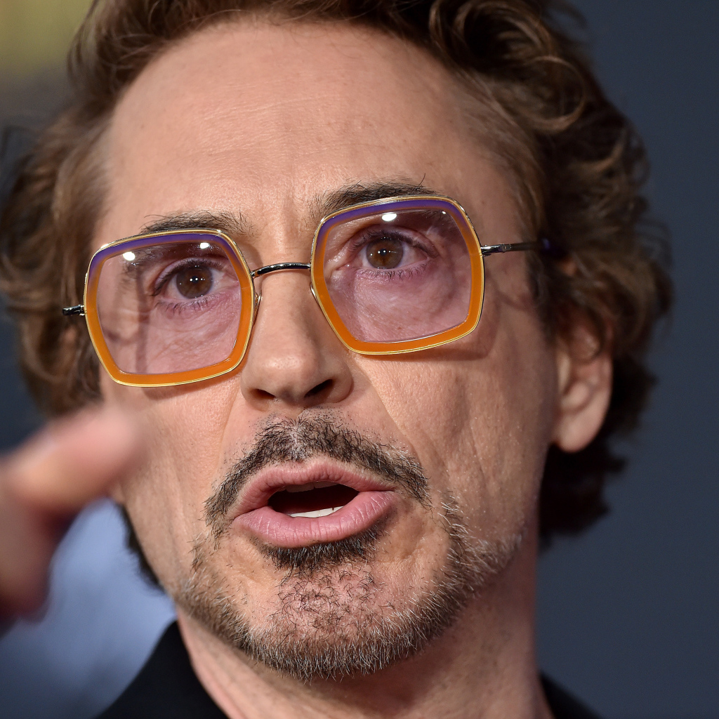 Актер Роберт Дауни-младший в очках крупным планом