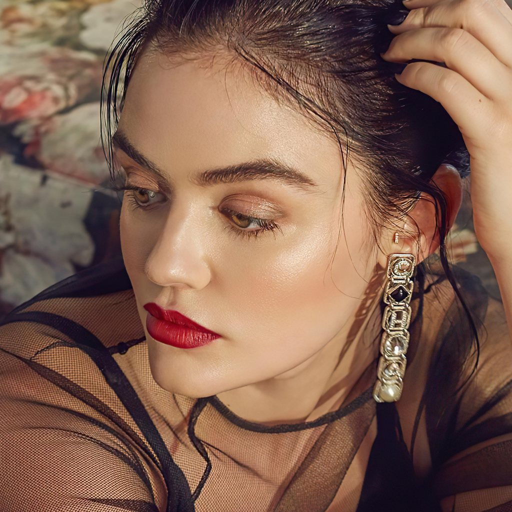 Актриса Люси Хейл отвела взгляд 