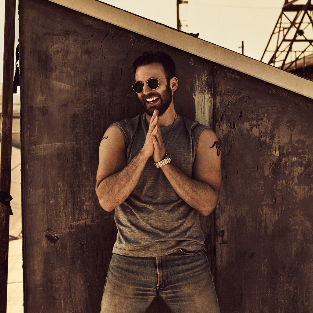 Американский актер Крис Эванс в солнечных очках