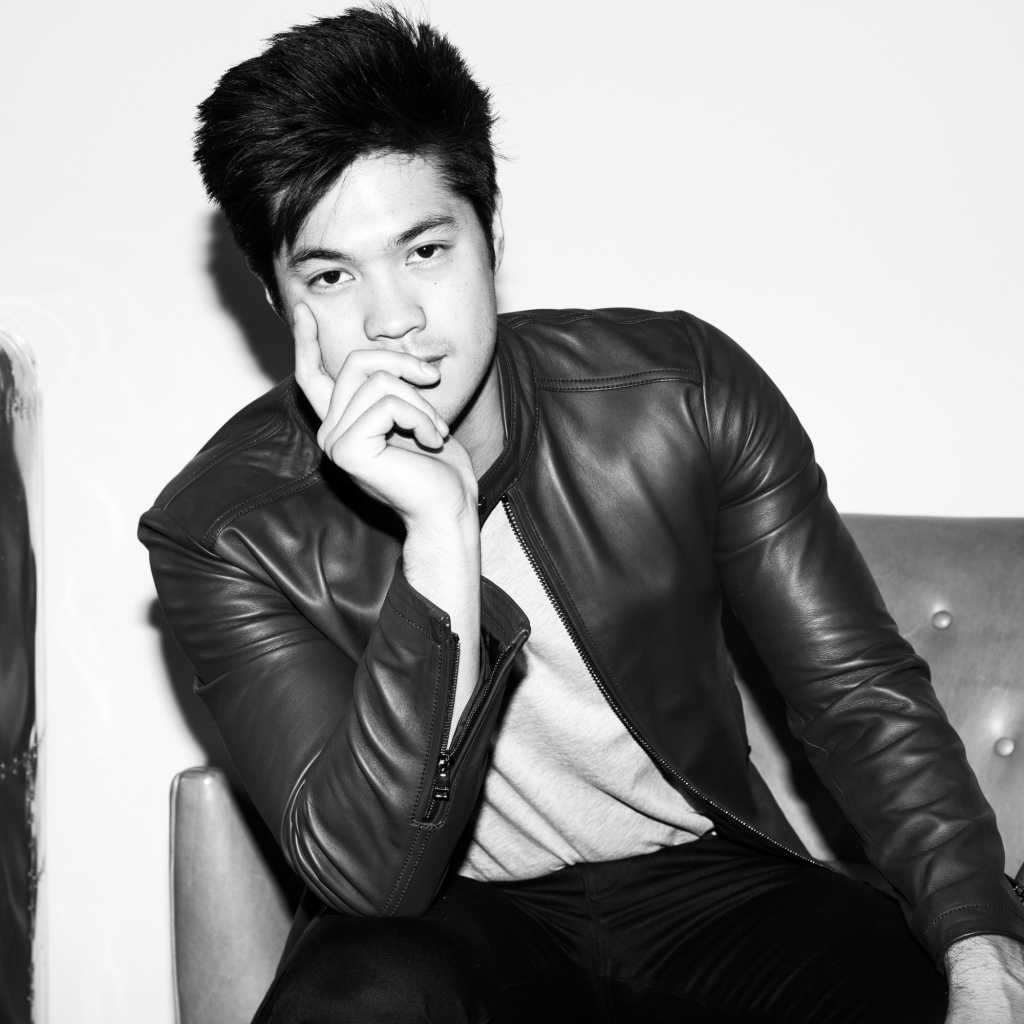 Американский актер Росс Батлер в черной кожаной куртке