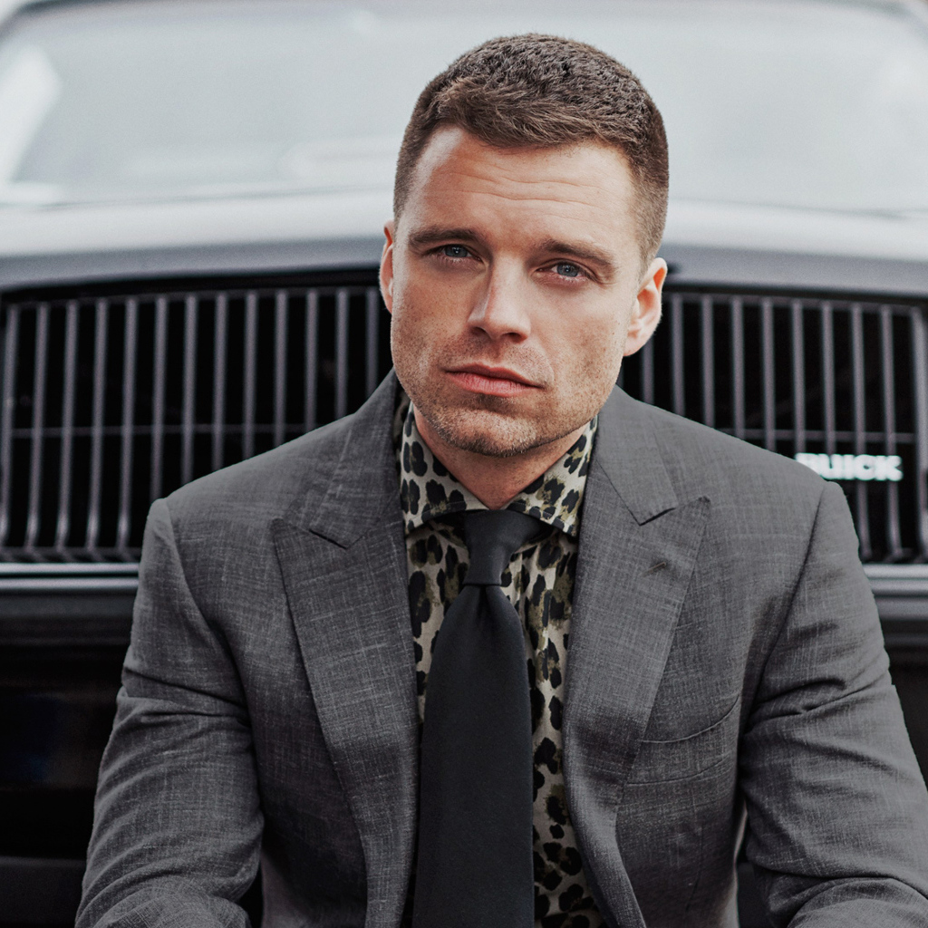 Американский актер Себастиан Стэн в костюме у машины