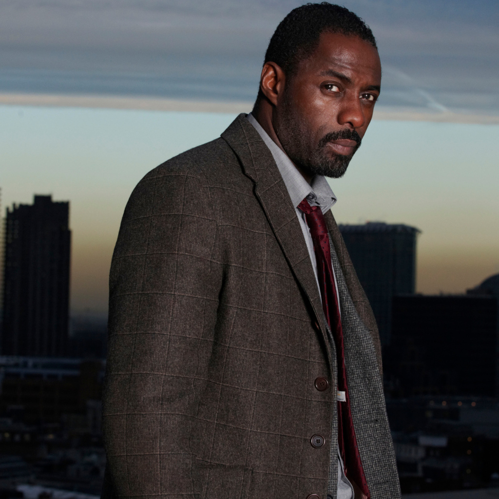 Британский актер Идрис Эльба на фоне города