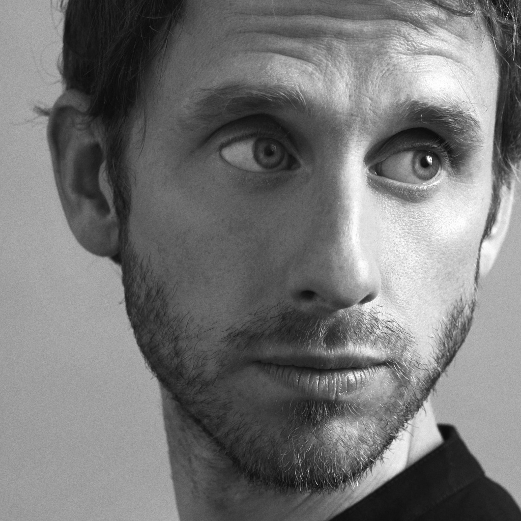 Британский актер Роберт Эммс лицо крупным планом