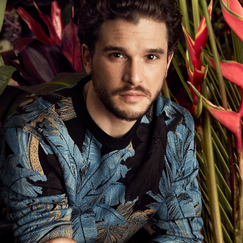 Английский актер Кит Хэрингтон на фоне цветов