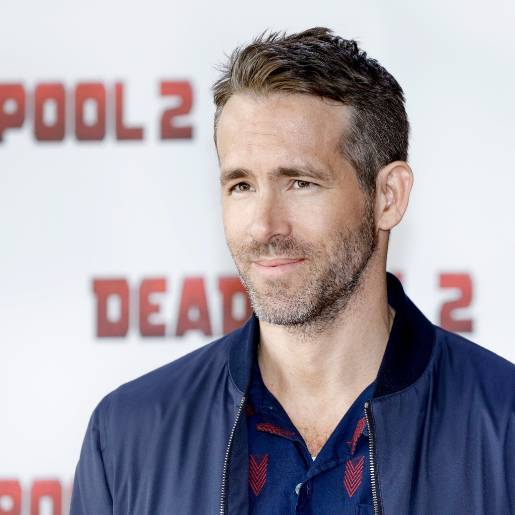 Красивый актер Райан Рейнольдс в куртке