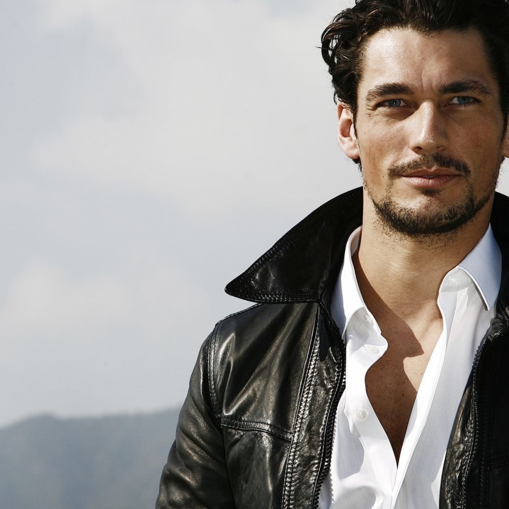 Красивый мужчина модель Дэвид Ганди