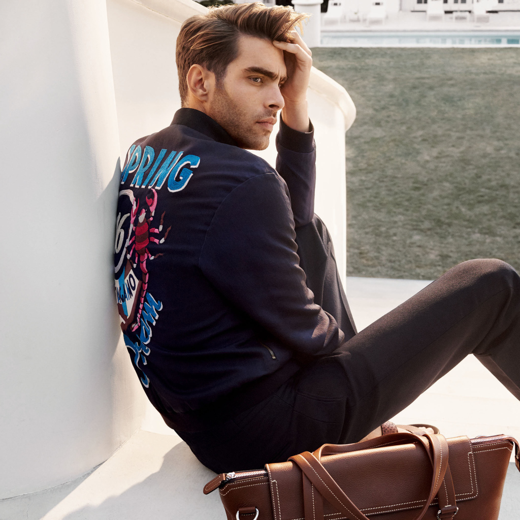 Красивый мужчина, испанский актер Джон Кортахарена