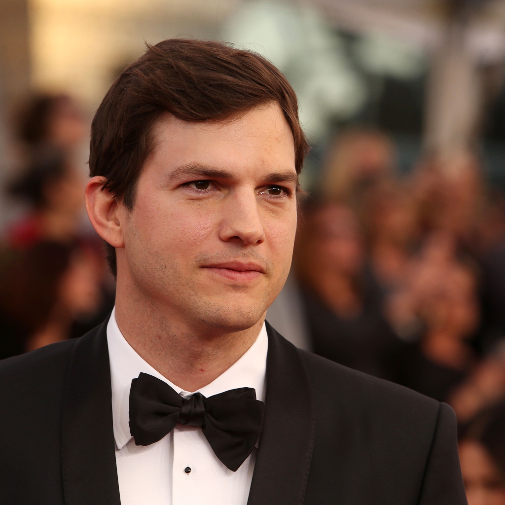 Красивый стильный мужчина, актер Эштон Кутчер в костюме