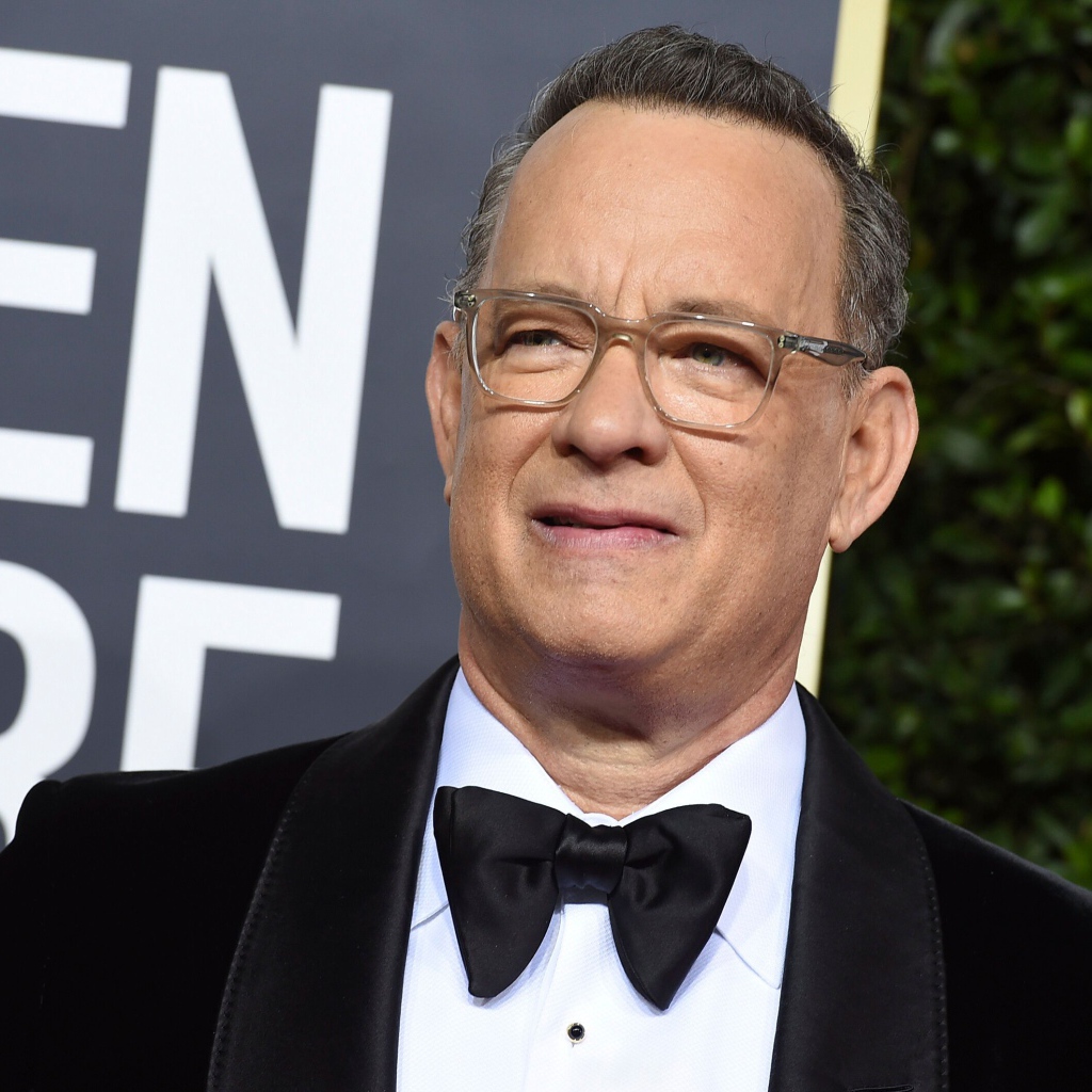 Популярный актер Том Хэнкс в черном костюме