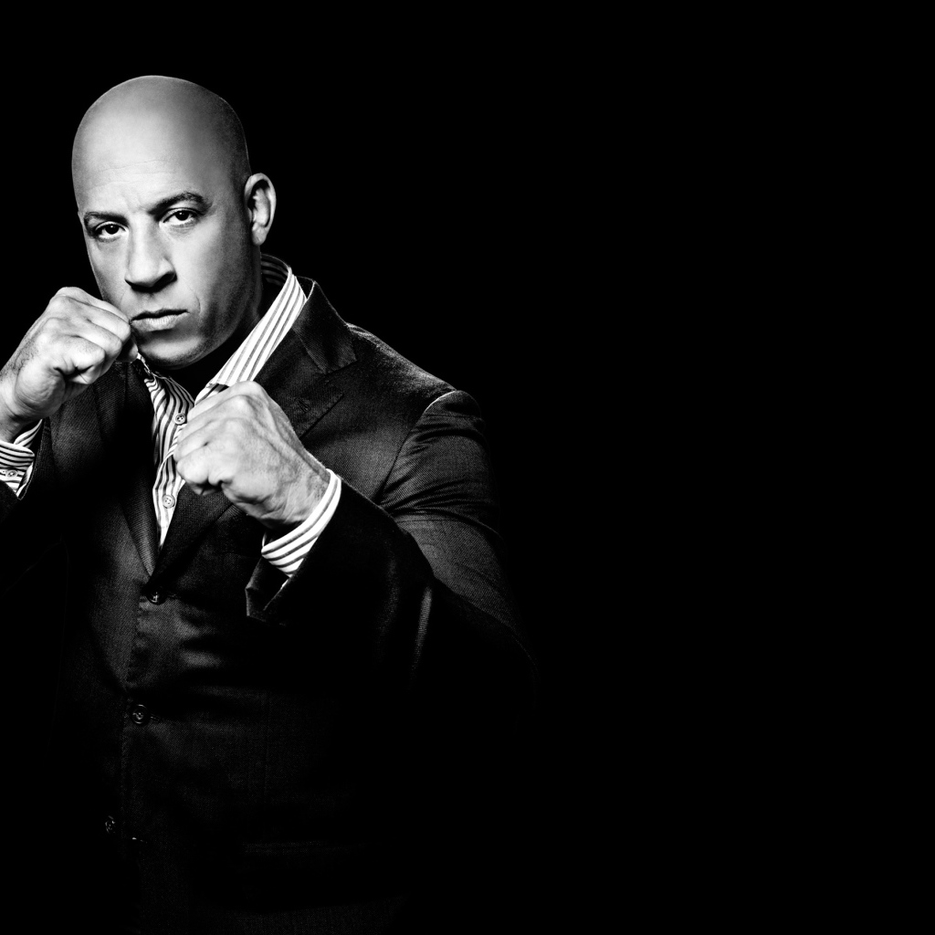 Популярный актер Вин Дизель в костюме на черном фоне