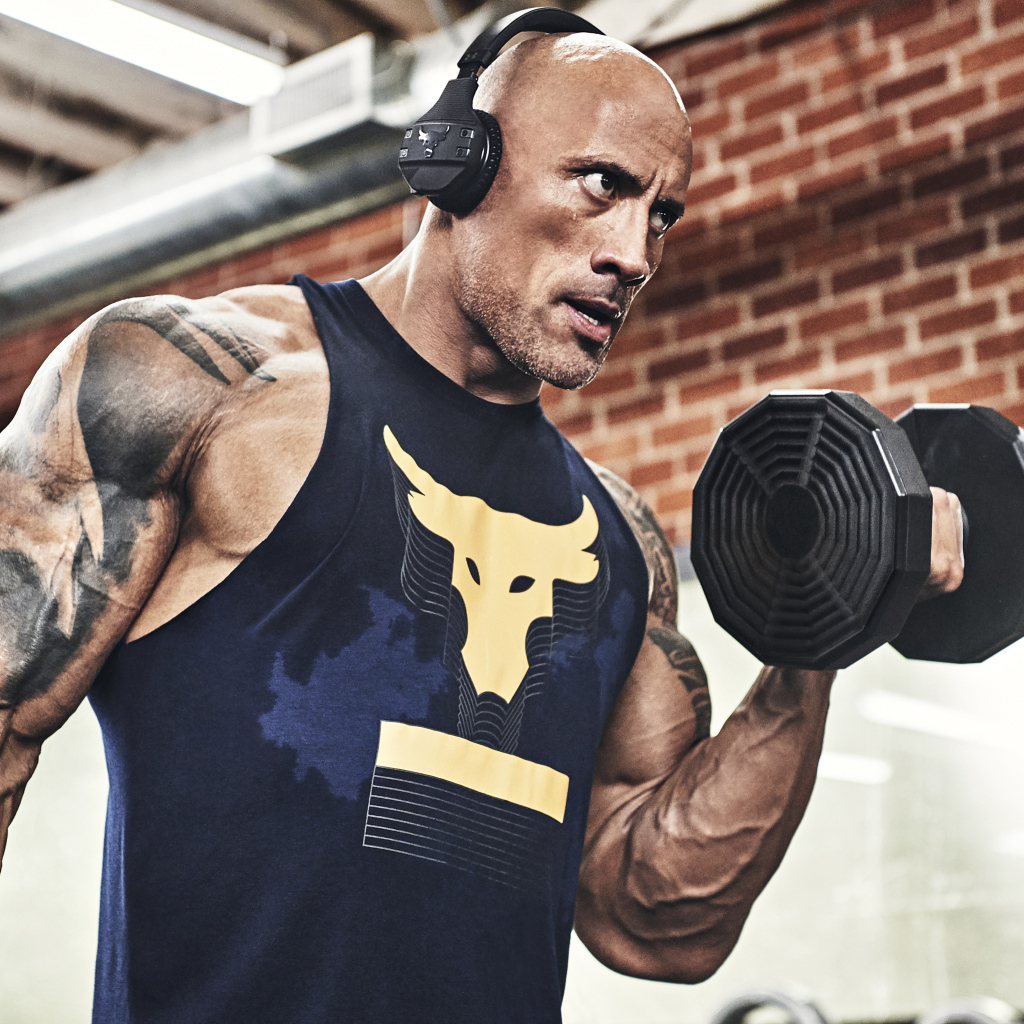 Популярный актер, рестлер Дуэйн Джонсон занимается в спортзале 