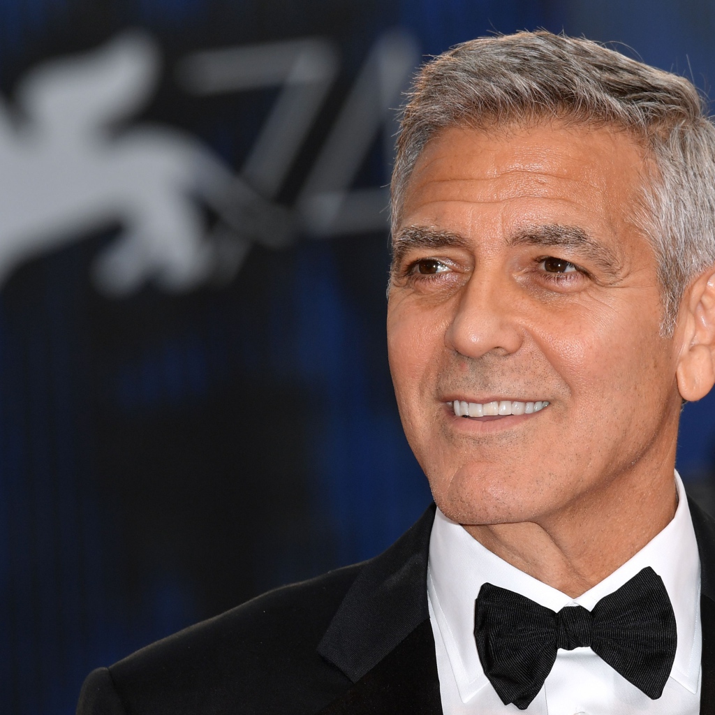 Улыбающийся мужчина, актер Джордж Клуни