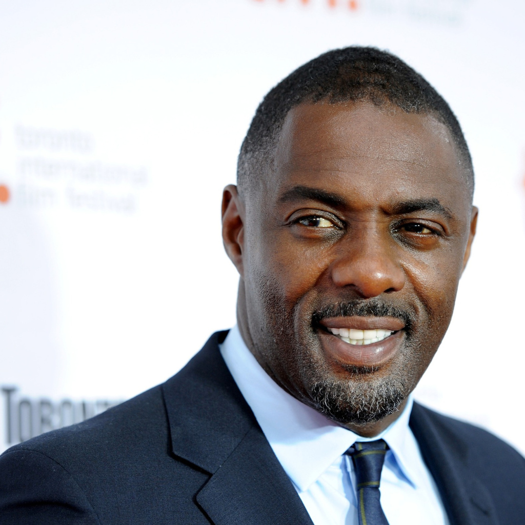 Улыбающийся мужчина актер Идрис Эльба