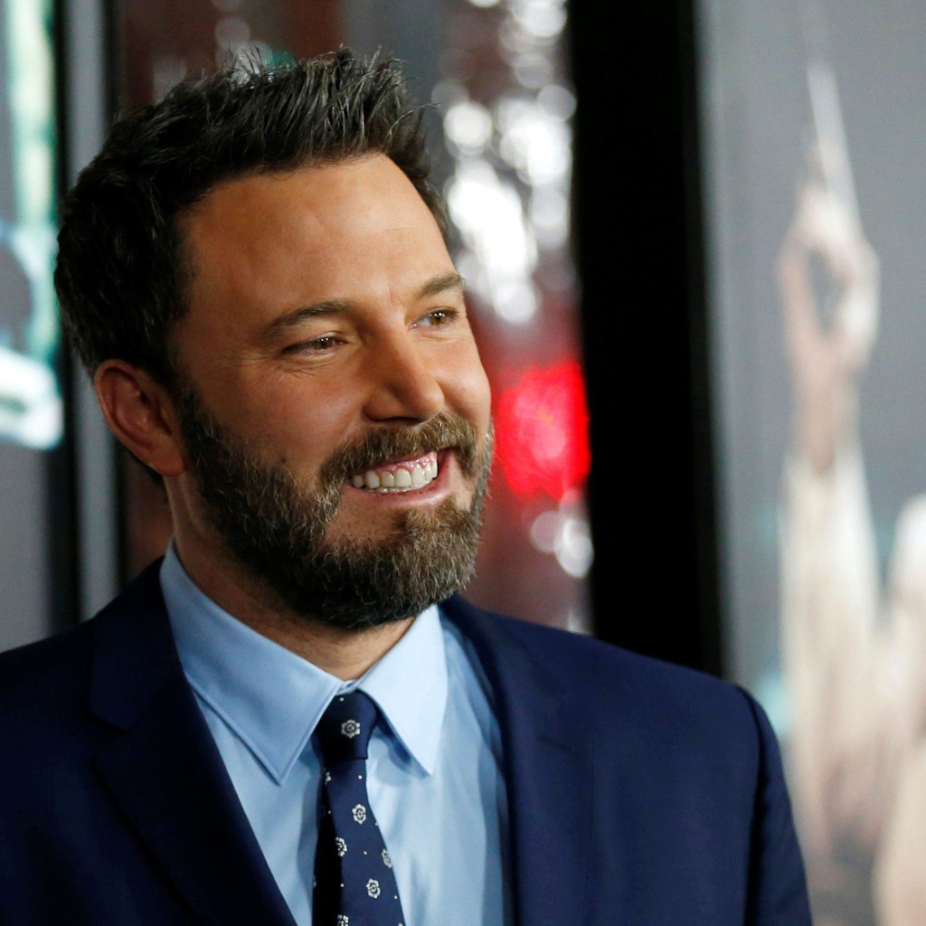 Улыбающийся мужчина, актер Бен Аффлек в костюме