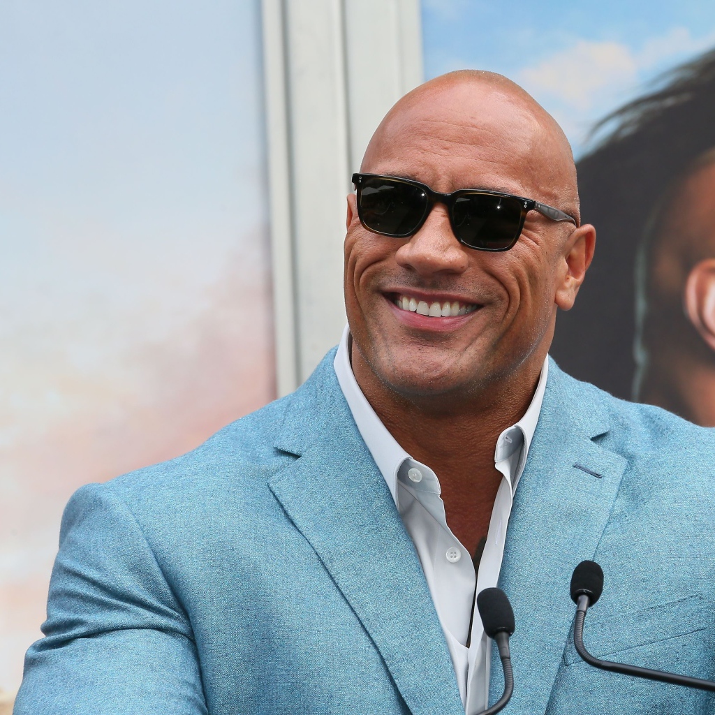 Сильный мужчина Дуэйн Джонсон в очках