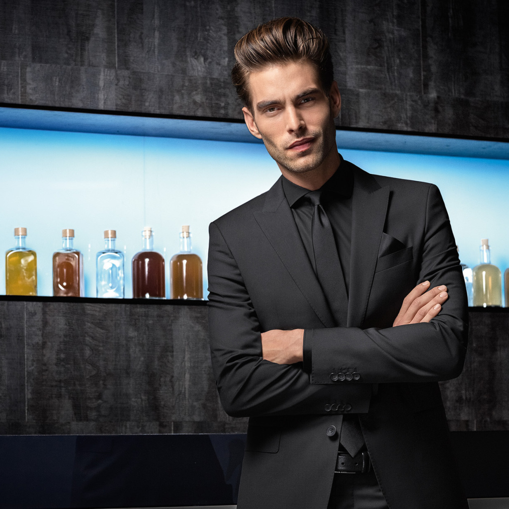 Стильный мужчина, актер Джон Кортахарена в костюме